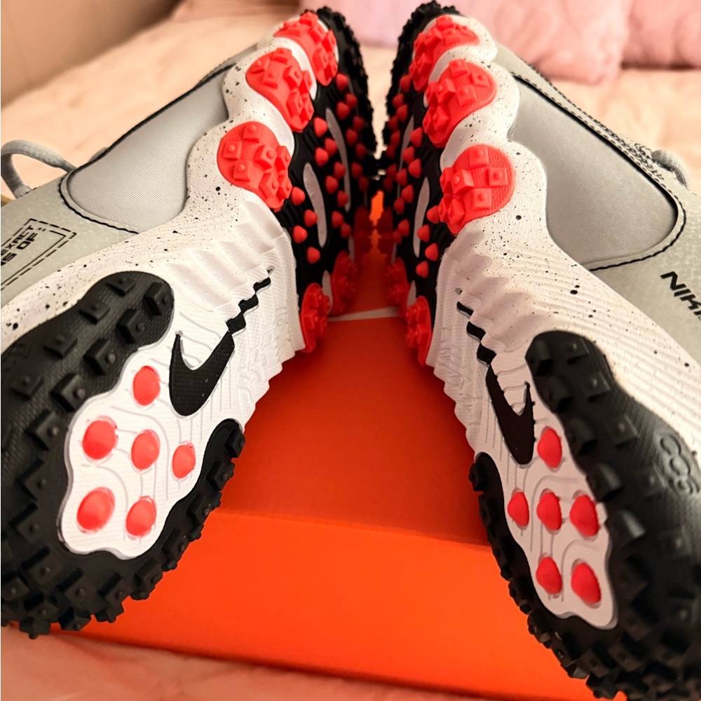 Nike Grey and Black Trail Sneakers with Coral Accents - Picture 4 of 5